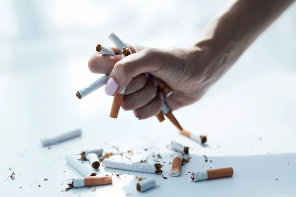 Närbild av kvinnliga handen håller cigaretter. Sluta röka — Stockfoto