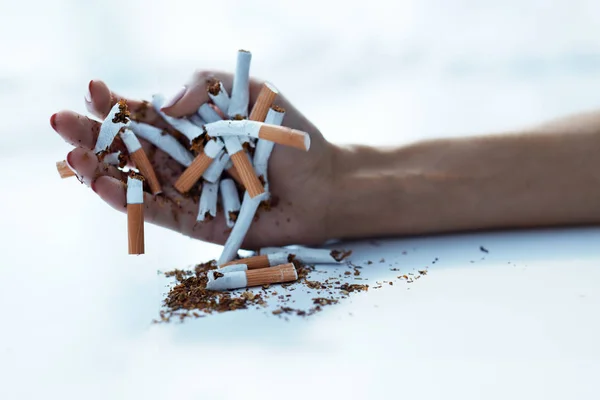 Primer plano de cigarrillos de mano femeninos. Deja de fumar. — Foto de Stock