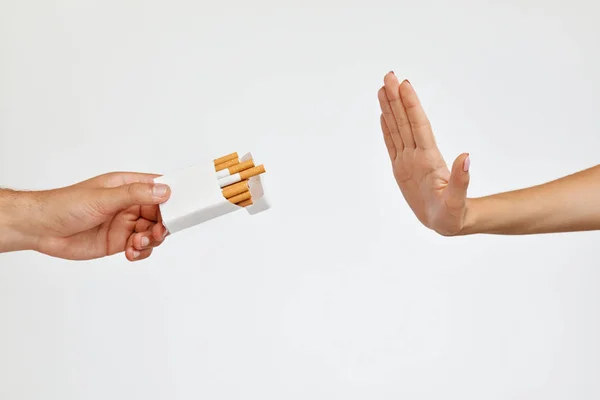 Fumar. Primer plano de la mano de la mujer que se niega a tomar cigarrillo — Foto de Stock