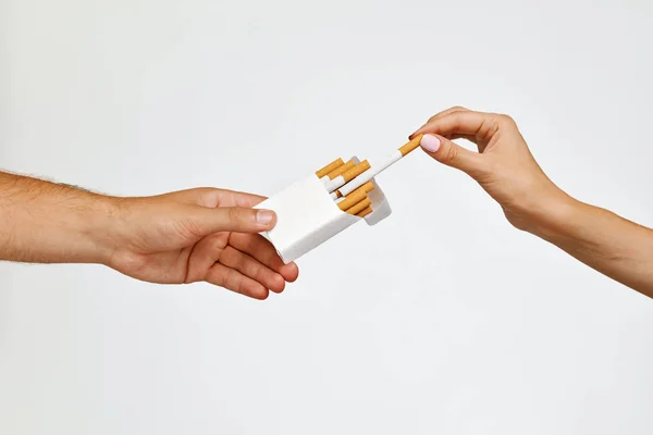 Fumar. Paquete de cigarrillos de mano de primer plano, tomando cigarrillos — Foto de Stock