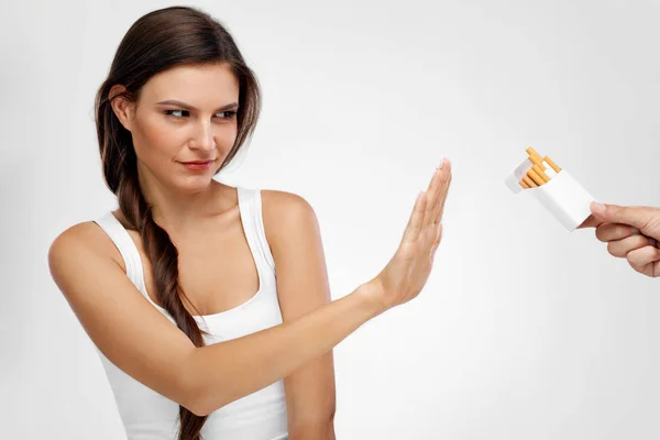 Schöne gesunde Frau hört mit dem Rauchen auf, verweigert Zigaretten. — Stockfoto