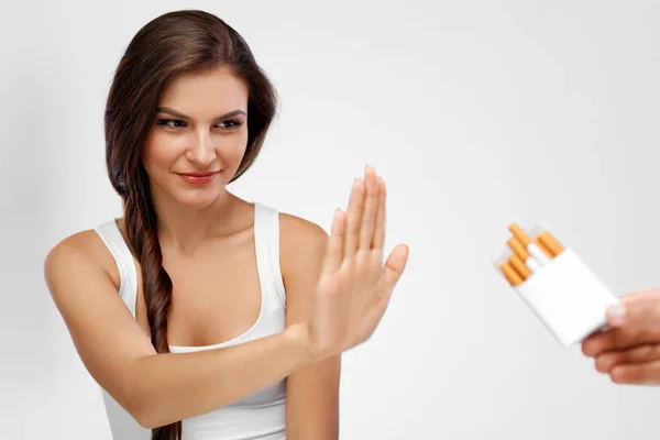 Крупним планом жінка кидає палити сигарети. Концепція здоров'я — стокове фото