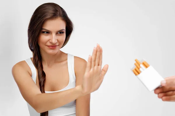 Primer plano de la mujer dejando de fumar cigarrillos. Concepto de Salud — Foto de Stock