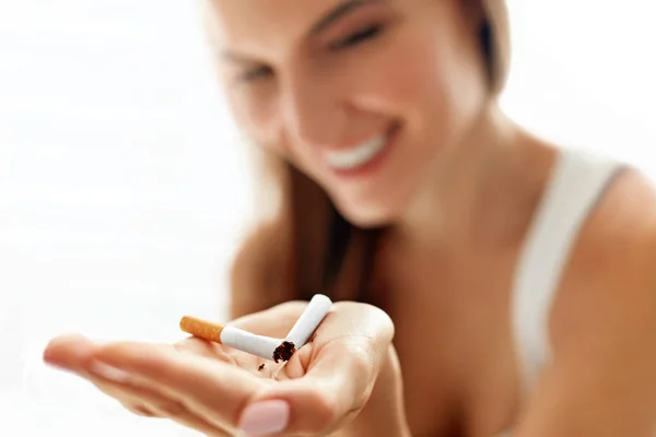 Όμορφη γυναίκα κρατώντας τσιγάρο σπασμένα. Σταμάτημα του καπνίσματος — Φωτογραφία Αρχείου