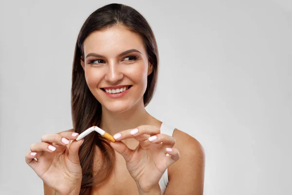 Stoppen met roken. Mooie vrouw sigaret doormidden breken — Stockfoto