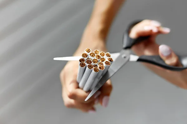 Rauchen aufhören. Nahaufnahme von Frauenhänden beim Zigarettenschneiden — Stockfoto