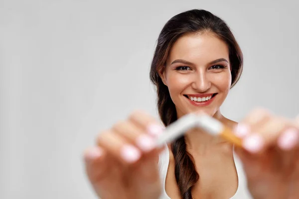 Hermosa hembra feliz con cigarrillo roto dejando de fumar — Foto de Stock