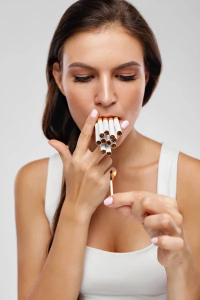 Smoking Cigarette. Woman Lighting Cigarettes With Match — Stock Photo, Image