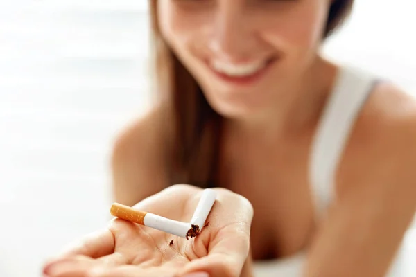 Mano de mujer mostrando cigarrillo roto. Estilo de vida poco saludable — Foto de Stock