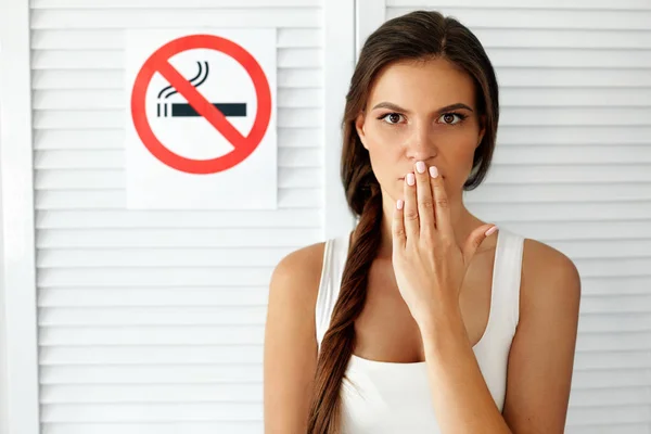 Smoking. Beautiful Woman With No Smoking Sign On Background — Stock Photo, Image