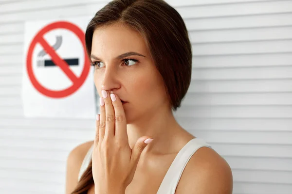 Smoking. Beautiful Woman With No Smoking Sign On Background — Stock Photo, Image