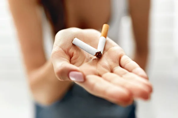 Γυναίκα χέρι δείχνει σπασμένο τσιγάρων. Ανθυγιεινό τρόπο ζωής — Φωτογραφία Αρχείου