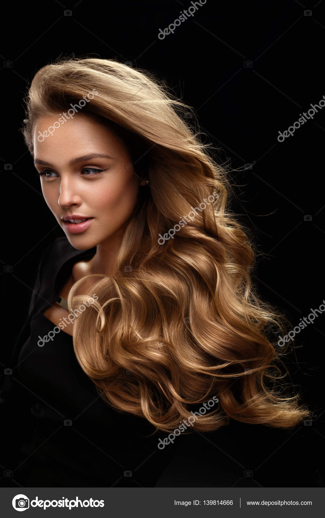 Cabelo loiro comprido lindo penteado mulher moda maquiagem pele