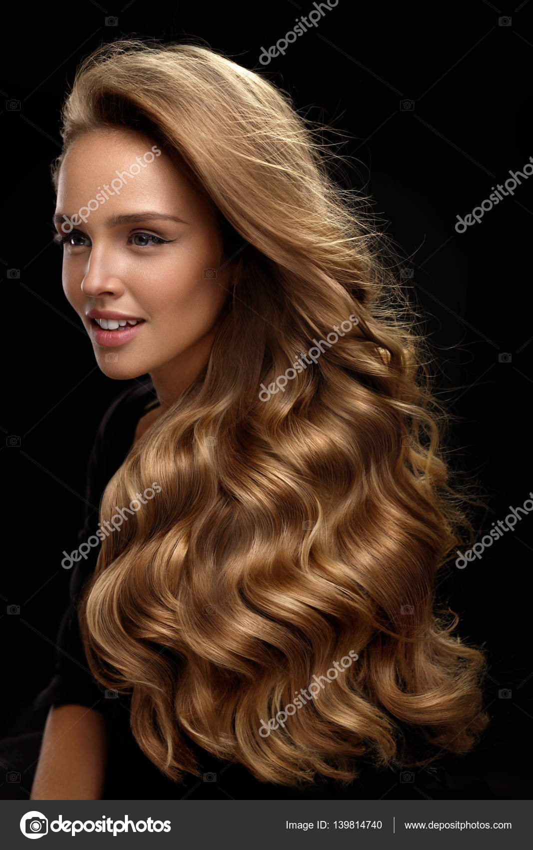 Cabelo castanho saudável. mulher bonita com cabelo lindo. penteado.