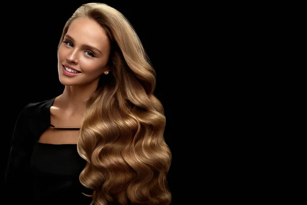 Szőke göndör haja. Gyönyörű kötet hajú szépség modell — Stock Fotó