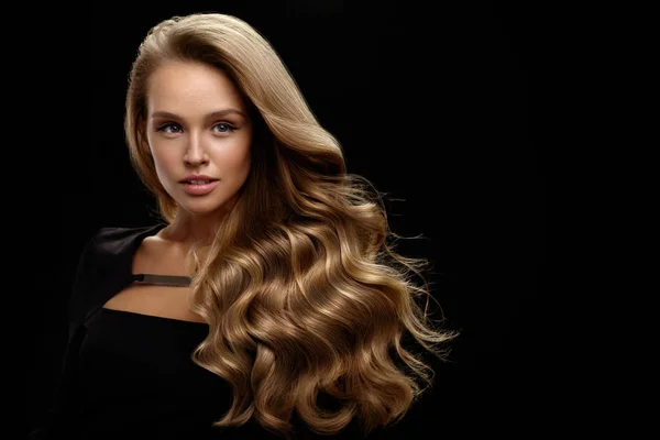 Mooie lange haren. Vrouw Model met blond krullend haar — Stockfoto
