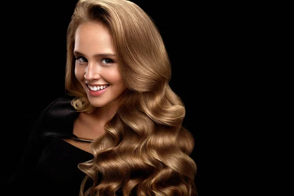 Vacker kvinna med långa glänsande blonda vågiga lockiga hår. Skönhet — Stockfoto