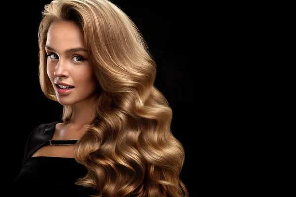 Mooi krullend haar. Vrouwelijke schoonheid Model met Volume Hair — Stockfoto