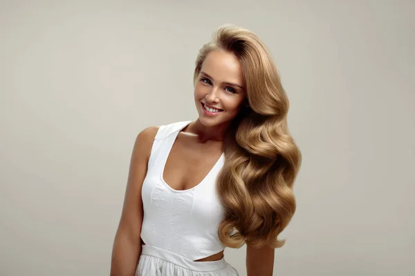Cabelo perfeito. Modelo de mulher bonita com longo cabelo encaracolado loiro — Fotografia de Stock