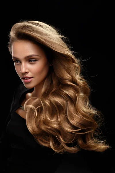 Cabelo longo bonito. Mulher modelo com cabelo encaracolado loiro — Fotografia de Stock