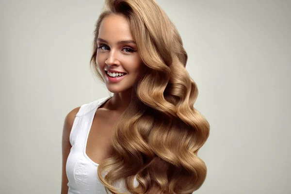 Bellezza. Bella donna con lunghi capelli biondi ricci. Acconciatura — Foto Stock