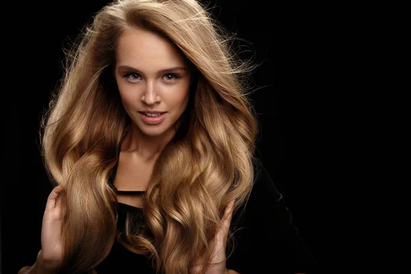 Objem vlasů. Krásná žena Model s dlouhými blonďatými vlasy — Stock fotografie