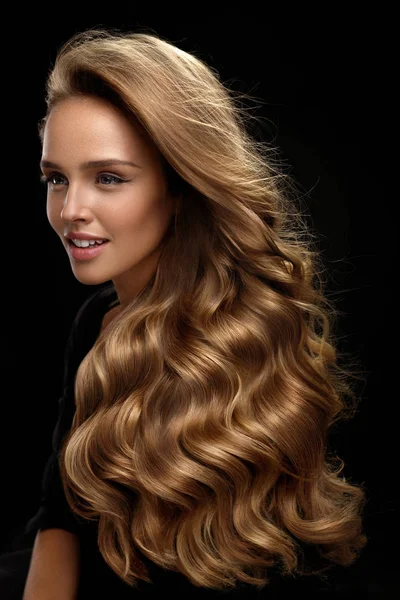 Beautiful Long Hair. Woman Model With Blonde Curly Hair — Stock Photo, Image