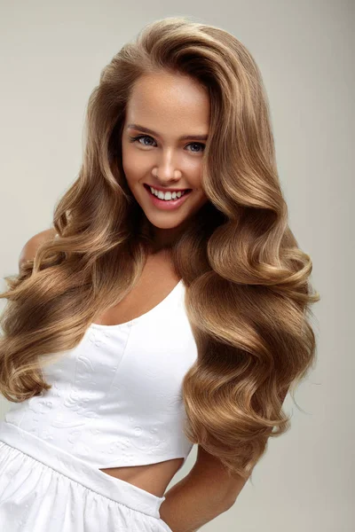 Mükemmel saç. Uzun sarı kıvırcık saçlı güzel kadın modeli — Stok fotoğraf