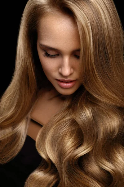 Volumen de cabello. Hermosa mujer modelo con pelo largo y rubio — Foto de Stock