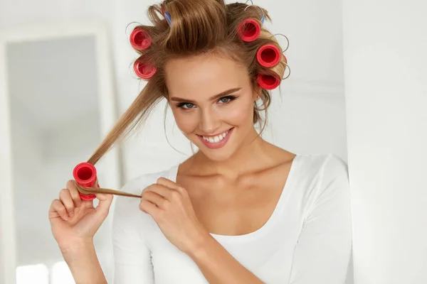 Mulher bonita com encrespadores de cabelo, rolos de cabelo em saudável encaracolado — Fotografia de Stock