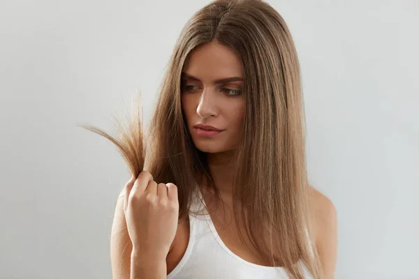 Szép nő, Split ért véget, haj. Egészség és a szépség fogalma — Stock Fotó