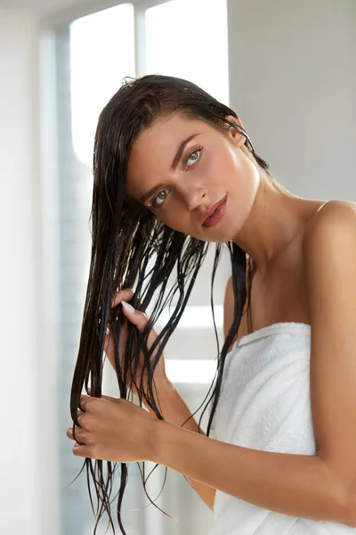 Уход за волосами. Красивая женщина с мокрыми волосами в полотенце после ванны — стоковое фото