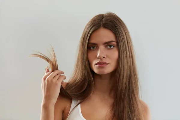 Szép nő, Split ért véget, haj. Egészség és a szépség fogalma — Stock Fotó