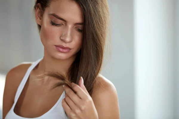 Mulher bonita com Split Ended Hair. Conceito de cuidados com o cabelo — Fotografia de Stock