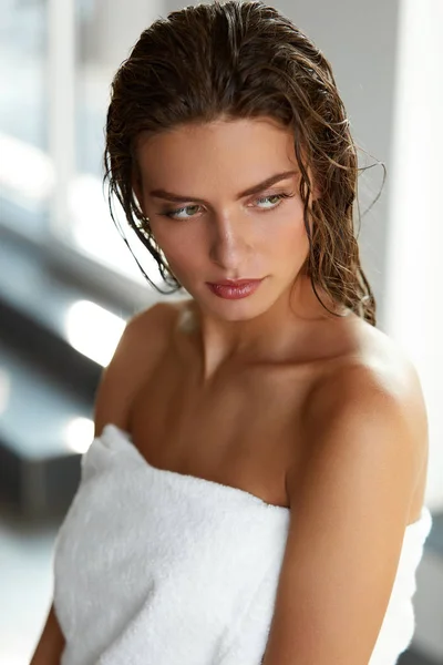Cuidado com o corpo. Mulher bonita com cabelo molhado na toalha após o banho — Fotografia de Stock