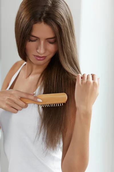 Fogmosás az egészséges szép hosszú haj, kefe portré nő — Stock Fotó