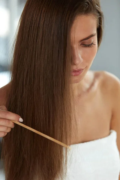 Sexy mujer con peine en cepillo de pelo mano. Salud capilar — Foto de Stock