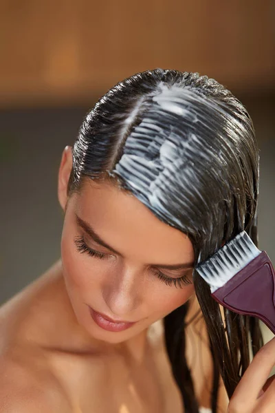 Máscaras para el cabello. Mujer Aplicando Máscara Con Cepillo En Cabello Largo Mojado — Foto de Stock