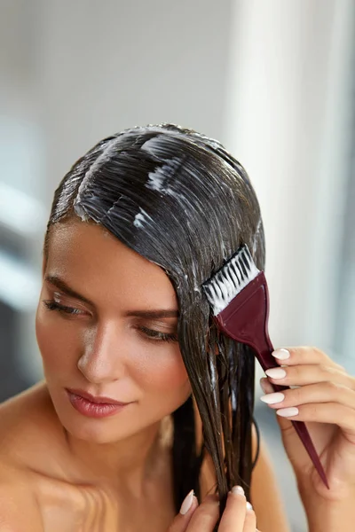 Maski do włosów. Kobieta, stosowanie maski pędzlem na mokre włosy długie — Zdjęcie stockowe