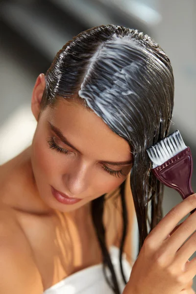 Máscaras para el cabello. Mujer Aplicando Máscara Con Cepillo En Cabello Largo Mojado — Foto de Stock