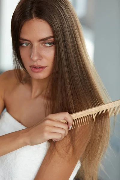 Spazzolare i capelli. Donna spazzola per capelli Bella capelli lunghi con pettine — Foto Stock
