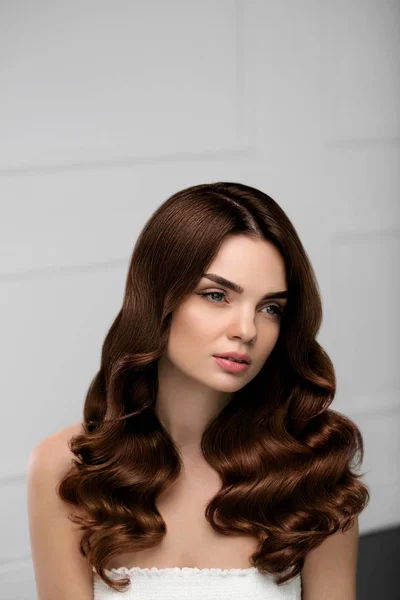 Estilo de cabelo encaracolado. Modelo de mulher bonita com penteado ondulado longo — Fotografia de Stock