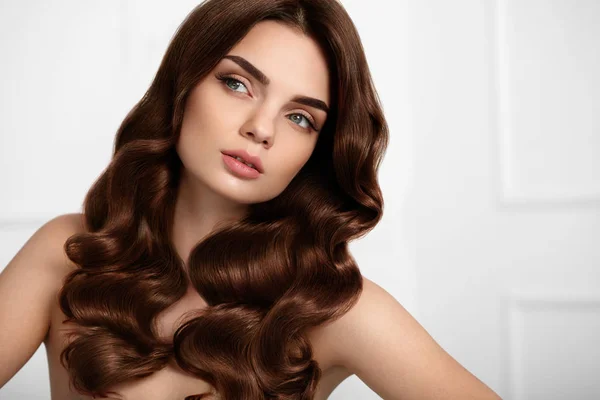 Capelli sani. Bella donna con capelli lunghi ondulati. Riccioli — Foto Stock