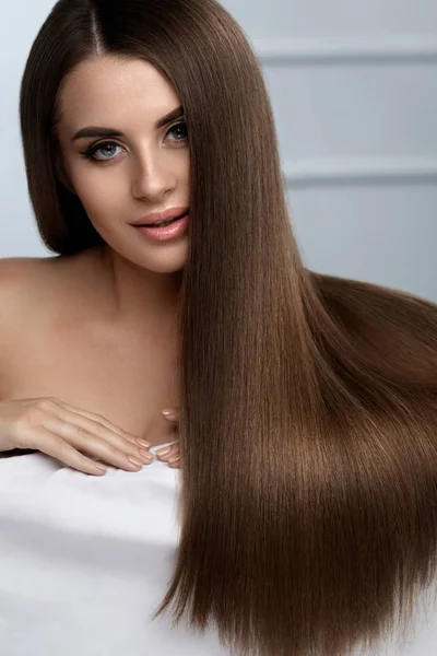 Vackert hårfärg. Kvinna med glänsande rakt brunt långt hår — Stockfoto