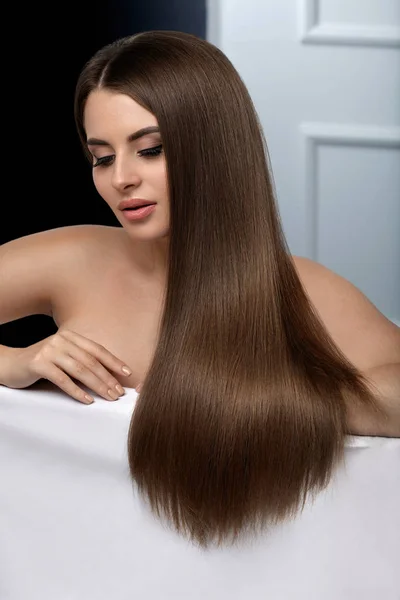 Vackert hår. Kvinna modell med glänsande rakt långt hår. — Stockfoto