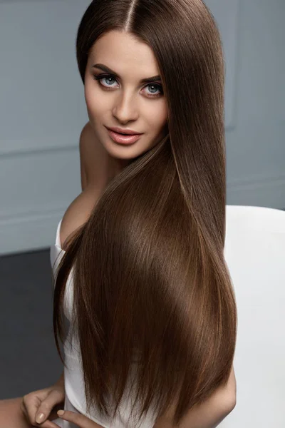 Красивый цвет волос. Женщина с блестящими прямыми каштановыми волосами — стоковое фото