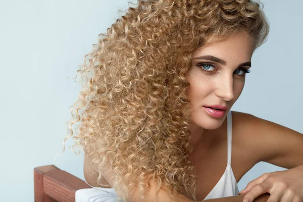 Cheveux parfaits. Belle modèle de femme avec de longs cheveux bouclés blonds — Photo