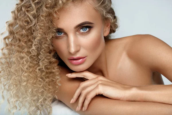 Hermosa mujer modelo con pelo rizado rubio y piel suave —  Fotos de Stock