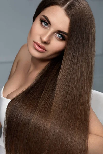 美しい髪。光沢のある長いストレートの髪を持つ女性モデル. — ストック写真