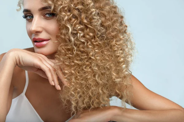 Capelli perfetti. Bella donna modello con lunghi capelli biondi ricci — Foto Stock